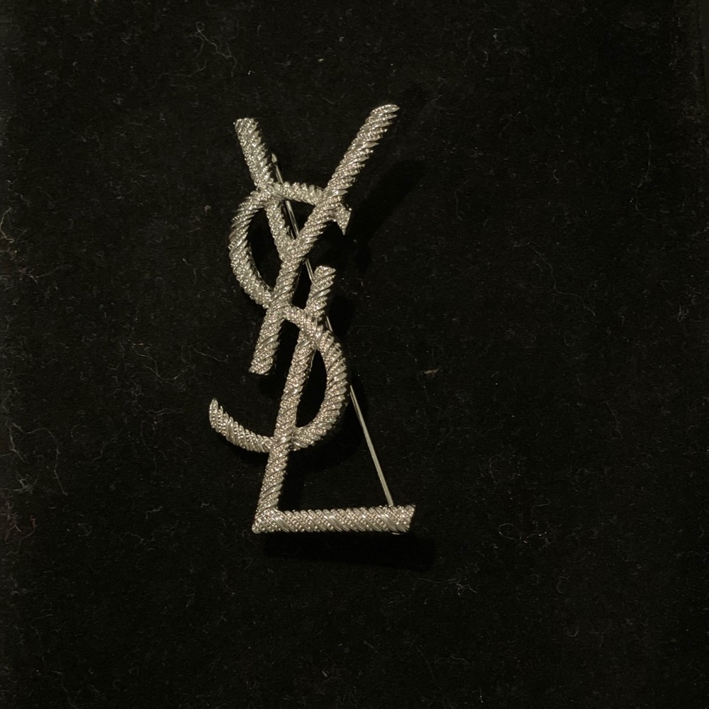 Fashion Jewelry Twisted Design Brooch - Silver